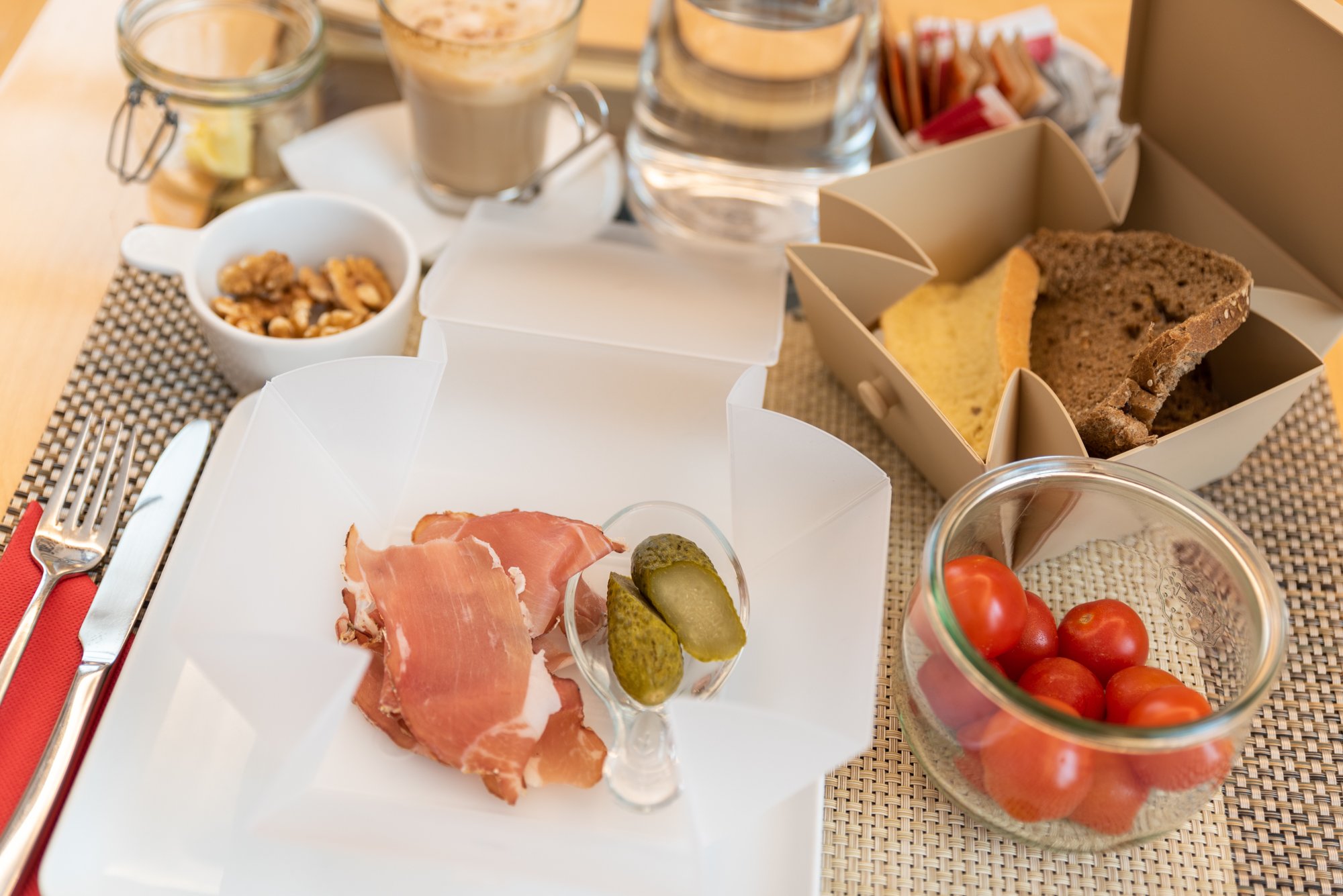 2021 COLAZIONE AL TAVOLO SERVITI E RIVERITI